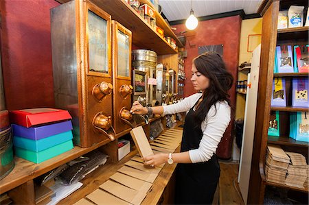 simsearch:693-07672977,k - Side view of salesperson dispensing coffee beans into paper bag at store Photographie de stock - Premium Libres de Droits, Code: 693-07672987