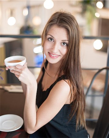 simsearch:693-07672977,k - Portrait of smiling young woman having coffee at cafe Photographie de stock - Premium Libres de Droits, Code: 693-07912179