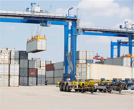 export - Cargo containers in shipping yard Foto de stock - Sin royalties Premium, Código: 693-07913124