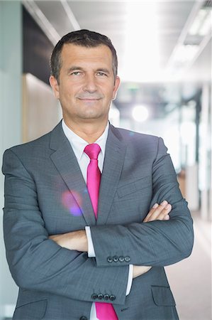 Portrait of middle-aged businessman standing with arms crossed in office Foto de stock - Sin royalties Premium, Código: 693-07913189