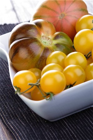 simsearch:400-04393672,k - Studio shot of tomatos in dish Stock Photo - Premium Royalty-Free, Code: 693-08127293