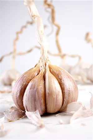 simsearch:700-06334366,k - Studio shot of garlic on white background Stock Photo - Premium Royalty-Free, Code: 693-08127355