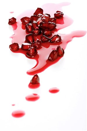 simsearch:824-07586124,k - Close-up of pomegranate seeds on white background Stock Photo - Premium Royalty-Free, Code: 693-08127364