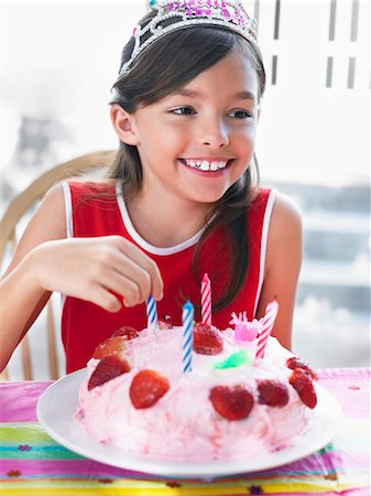 simsearch:693-03305634,k - Portrait of girl (7-9) with birthday cake Stock Photo - Premium Royalty-Free, Code: 693-03305593