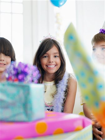 simsearch:693-03305634,k - Girl and birthday guests (7-9), presents in foreground Stock Photo - Premium Royalty-Free, Code: 693-03305649