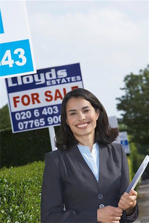 simsearch:693-03308239,k - Real estate agent near for sale signs, portrait Stock Photo - Premium Royalty-Free, Code: 693-03308249