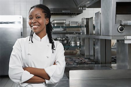 Chef féminin avec les bras croisés en cuisine, portrait Photographie de stock - Premium Libres de Droits, Code: 693-03308880