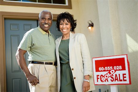 sold sign - Debout de couple d'âge mûr en face de la nouvelle maison, portrait Photographie de stock - Premium Libres de Droits, Code: 693-03300060