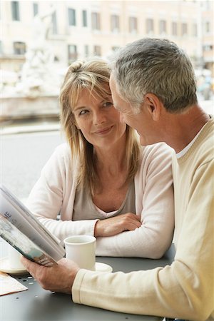 Tourist Couple in Cafe Foto de stock - Sin royalties Premium, Código: 693-03301689