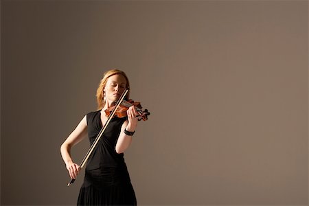 soloist - Woman Playing Violin Foto de stock - Sin royalties Premium, Código: 693-03302056