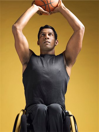 paraplegic male model - Athlète paraplégique, assis dans le fauteuil roulant de tir de basket-ball Photographie de stock - Premium Libres de Droits, Code: 693-03302972
