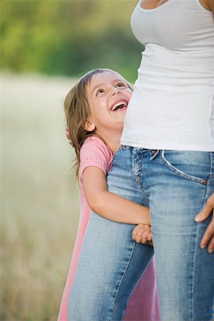 Little Girl in a Field with Her Mother Foto de stock - Sin royalties Premium, Código: 693-03314006