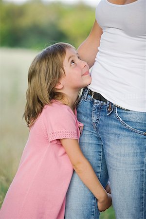 Little Girl Hugging Her Mother Foto de stock - Sin royalties Premium, Código: 693-03314007