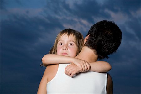 Little Girl in Mother's Arms Foto de stock - Sin royalties Premium, Código: 693-03314015