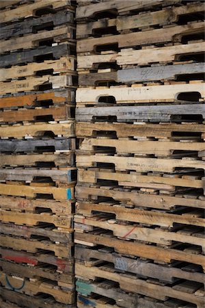 simsearch:693-03315348,k - Wooden pallets stacked in distribution warehouse Foto de stock - Sin royalties Premium, Código: 693-03315328