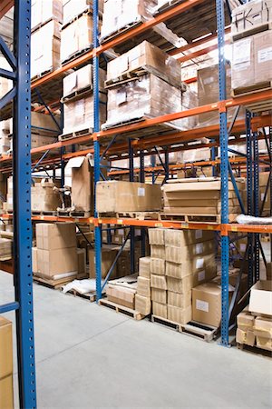 simsearch:693-03315348,k - Cardboard boxes on shelves in distribution warehouse Foto de stock - Sin royalties Premium, Código: 693-03315345