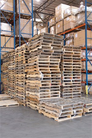 simsearch:693-03315348,k - Wooden pallets stacked in distribution warehouse Foto de stock - Sin royalties Premium, Código: 693-03315341
