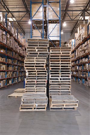 simsearch:693-03315348,k - Wooden pallets stacked in distribution warehouse Foto de stock - Sin royalties Premium, Código: 693-03315342