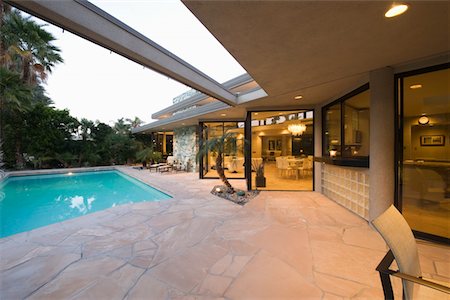 Poolside area of palm Springs home Foto de stock - Sin royalties Premium, Código: 693-03317403