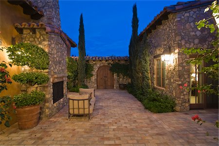 Paved courtyard exterior of Palm Springs home Stock Photo - Premium Royalty-Free, Code: 693-03317450