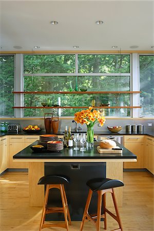 Retro styled kitchen with black worktop and kitchen island Stock Photo - Premium Royalty-Free, Code: 693-03317923