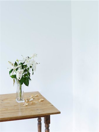 White lilies in vase on table, elevated view Stock Photo - Premium Royalty-Free, Code: 693-03311006