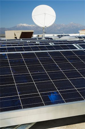 Panneaux solaires et l'antenne parabolique à Solar Power Plant Photographie de stock - Premium Libres de Droits, Code: 693-03312759