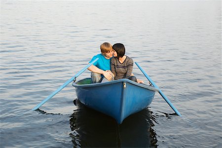 Young Couple Cuddling in Rowboat on Lake Foto de stock - Sin royalties Premium, Código: 693-03313295