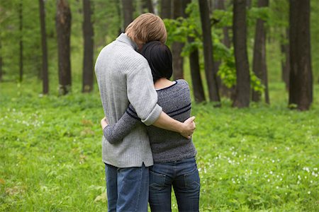 Young Couple Hugging in Forest Foto de stock - Sin royalties Premium, Código: 693-03313290