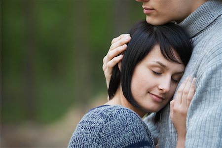 Young Woman Laying Head on Chest of Young Man Foto de stock - Sin royalties Premium, Código: 693-03313292