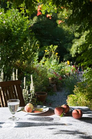 french countryside - Peaches on table in garden Stock Photo - Premium Royalty-Free, Code: 693-03313875