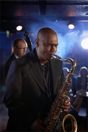 Saxophoniste et contrebassiste au Jazz Club Photographie de stock - Premium Libres de Droits, Code: 693-03440741