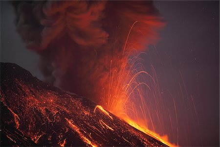smoky - Molten lava erupting from Sakurajima, Kagoshima, Japan Foto de stock - Sin royalties Premium, Código: 693-03474621