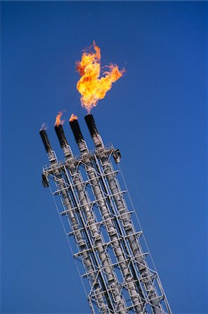 flammes montantes de fumée cheminée Photographie de stock - Premium Libres de Droits, Code: 693-03557744