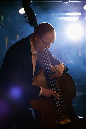 smoky - Double Bass Player in Jazz Club Foto de stock - Sin royalties Premium, Código: 693-03564995