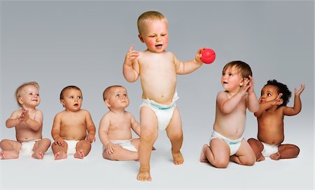 Bambin prend premier encouragement étapes d'autres bébés Photographie de stock - Premium Libres de Droits, Code: 693-03565119