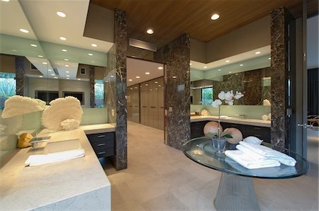 palm springs - Spacious mirrored bathroom in California home Stock Photo - Premium Royalty-Free, Code: 693-03643940