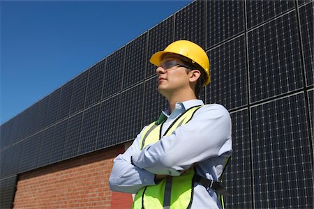 simsearch:693-03643971,k - Maintenance worker with photovoltaic array in Los Angeles, California Stock Photo - Premium Royalty-Free, Code: 693-03643954