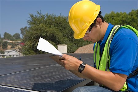 simsearch:693-03643971,k - Maintenance worker makes notes with solar array on rooftop, Los Angeles, California Stock Photo - Premium Royalty-Free, Code: 693-03643963