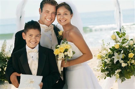 Mariée et le marié avec frère, outdoors, (portrait) Photographie de stock - Premium Libres de Droits, Code: 693-03686306