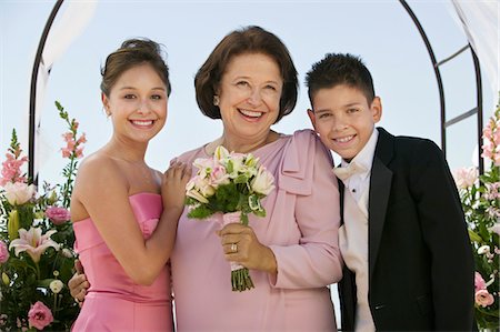 Mariée avec mère et frère, à l'extérieur, (portrait) Photographie de stock - Premium Libres de Droits, Code: 693-03686303