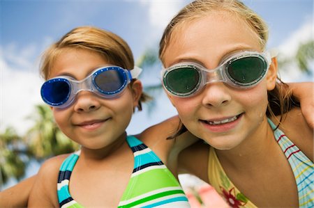 simsearch:693-06020764,k - Deux filles (7-9), lunettes de natation habilement, portrait. Photographie de stock - Premium Libres de Droits, Code: 693-03706941