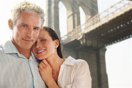 simsearch:693-06013662,k - Couple embrassant sous le pont de Brooklyn, portrait Photographie de stock - Premium Libres de Droits, Code: 693-03707622