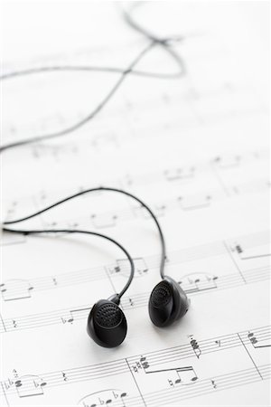 simsearch:400-04570412,k - Black headphones on sheet music Stock Photo - Premium Royalty-Free, Code: 693-03707691