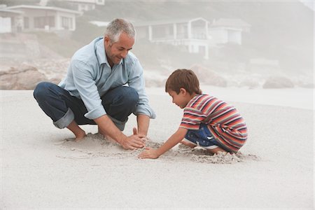 simsearch:693-06020764,k - Père jouer avec des fils sur la plage Photographie de stock - Premium Libres de Droits, Code: 693-03707804