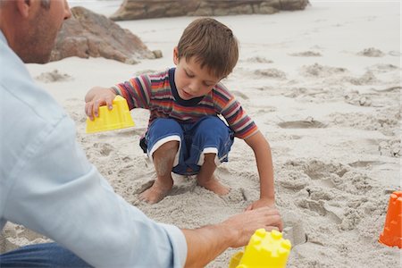simsearch:693-06020764,k - Père jouer avec des fils sur la plage Photographie de stock - Premium Libres de Droits, Code: 693-03707807