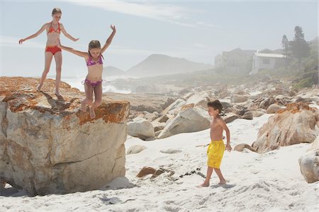 simsearch:693-06020764,k - Trois enfants qui jouaient sur la plage de rochers Photographie de stock - Premium Libres de Droits, Code: 693-03707813