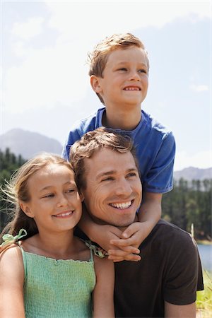 Father with Two Children Outdoors Foto de stock - Sin royalties Premium, Código: 693-03707825