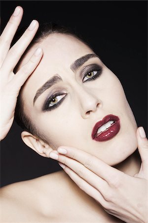 Close-Up of Woman in Studio Foto de stock - Con derechos protegidos, Código: 700-05560258