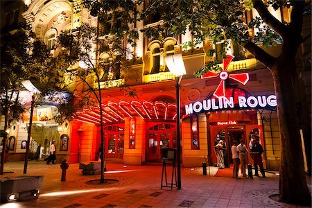 Moulin Rouge Nightclub, quartier des théâtres le long Nagymezo Street, Budapest, Hongrie Photographie de stock - Rights-Managed, Code: 700-05609829